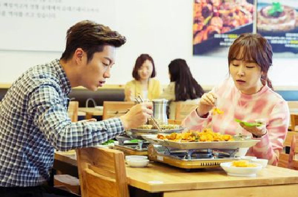 IKEA情侶貼心用餐舉動遭網友抨擊。(圖/翻攝自tvN)
