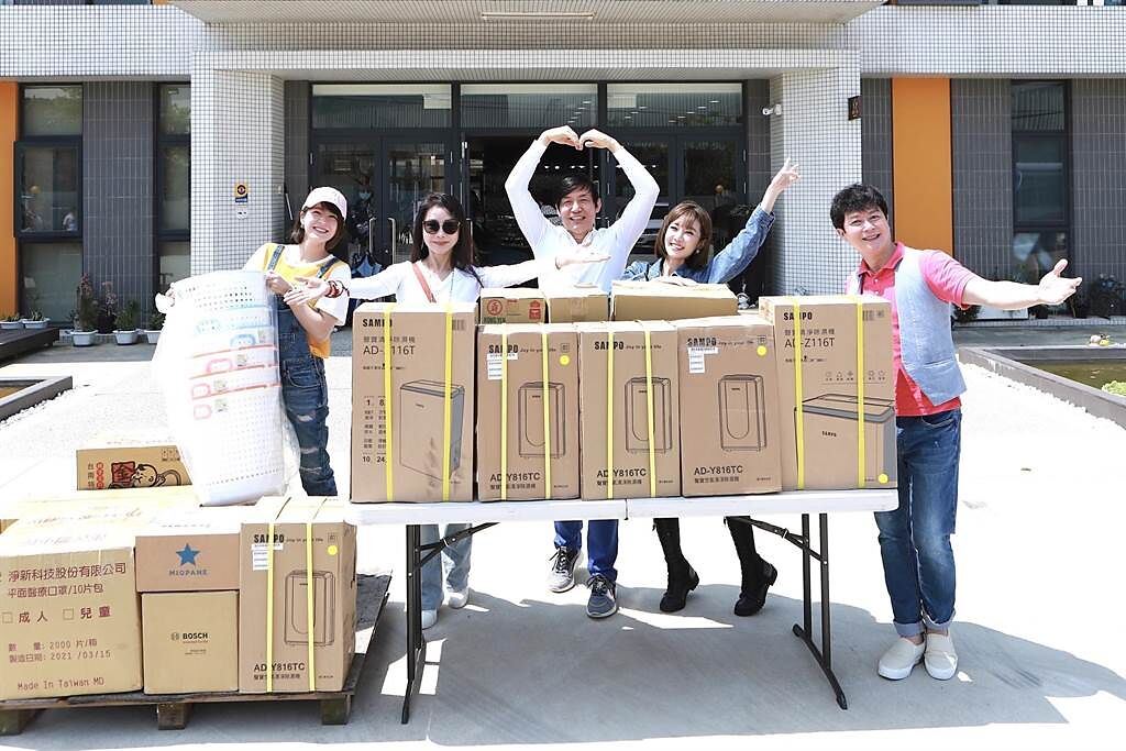 蘇晏霈（左起）、陳美鳳、霍正奇、羅巧倫、王燦一起前往桃園藍迪兒童之家送物資。（民視提供）
