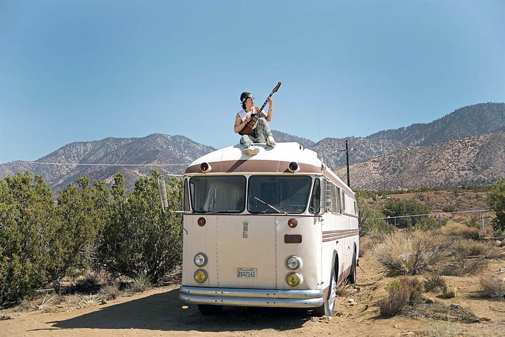 吳建豪在〈CHILL〉MV中，興之所至更爬上麵包車頂，來場加州陽光的吉他Solo。(環球音樂提供)
