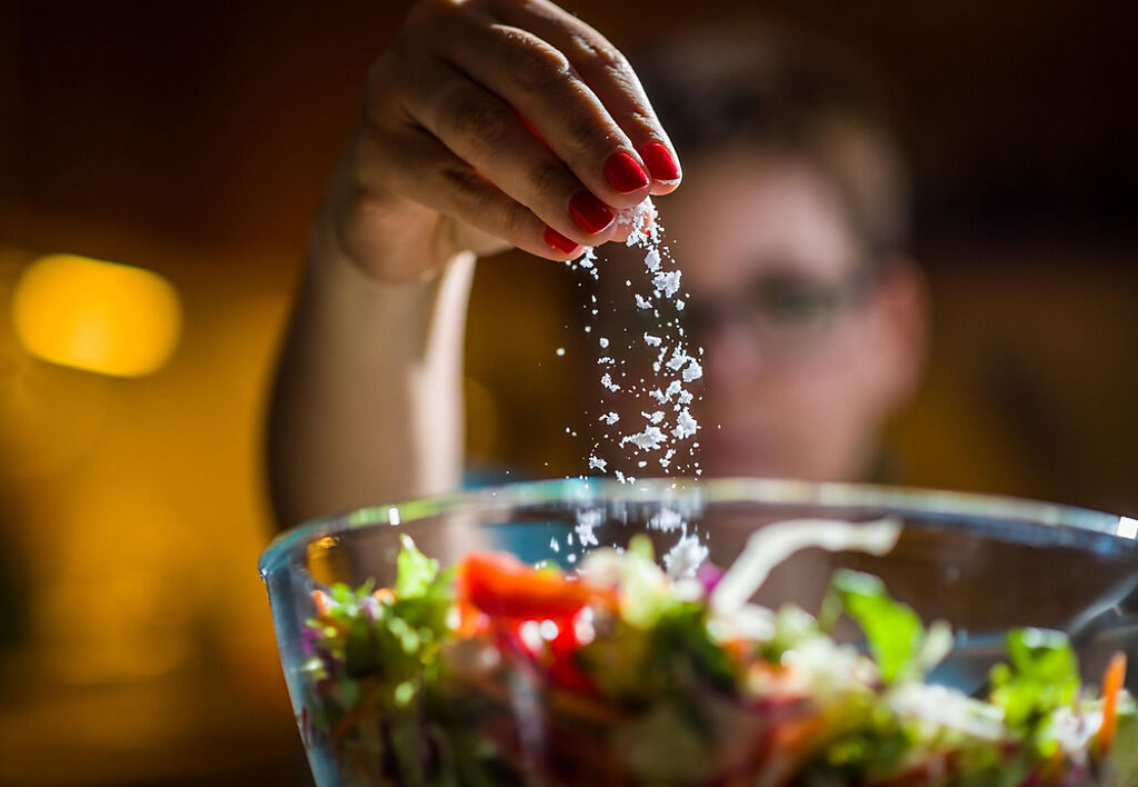 鹽多必失健康！專家推薦：日常減鹽超實用8招。(示意圖/Shutterstock)
