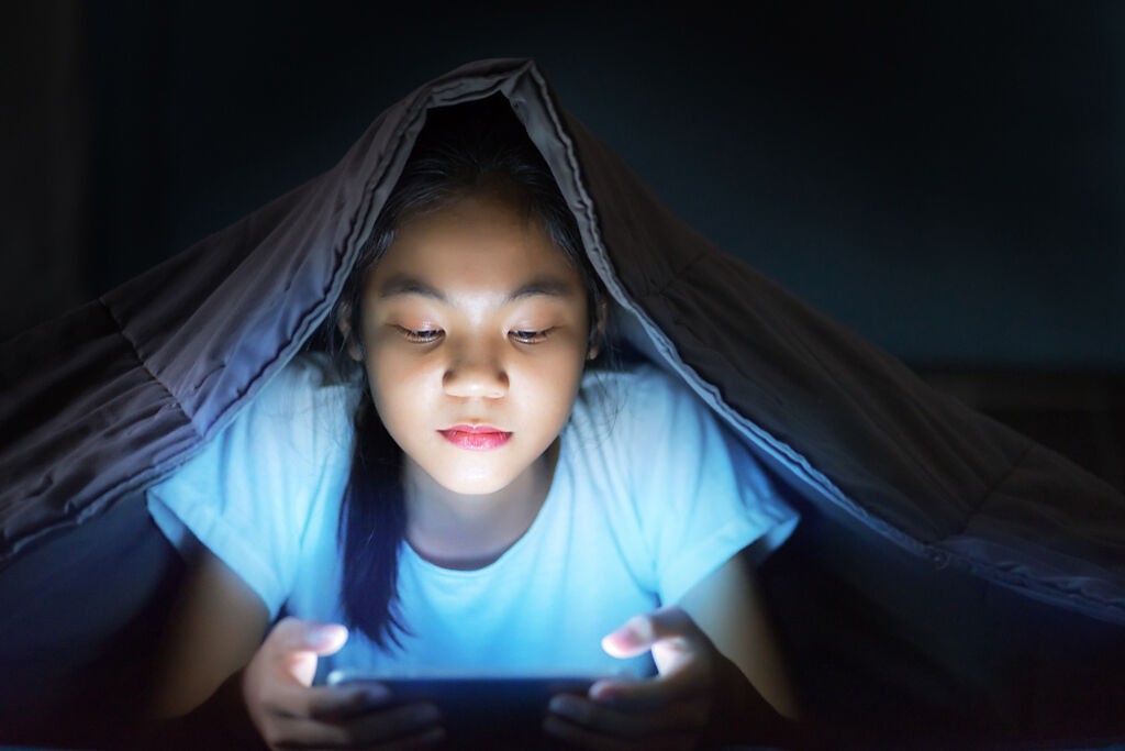 幼童超時盯3C 恐產生攻擊行為 專家：這時間已是上限。(示意圖/Shutterstock)