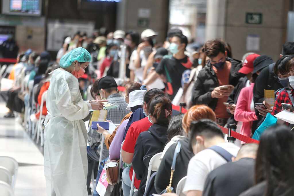 總統蔡英文6日提出「新台灣防疫模式」，強調台灣的防疫策略，應該持續以「減災」為目標。圖為民眾至台北車站施打疫苗。（圖／杜宜諳攝）