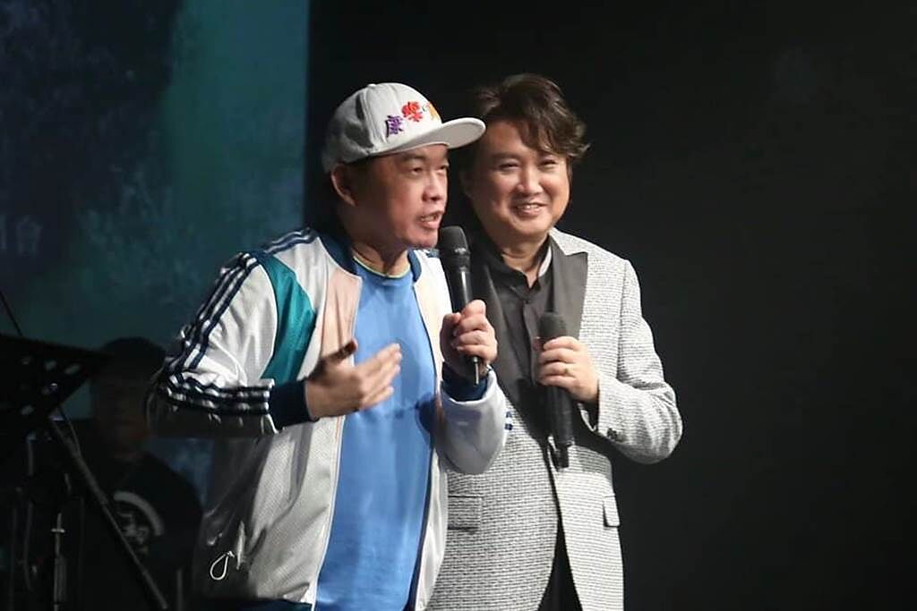 周治平（右）昨在台北舉辦演唱會，康康到場力挺。（尚時代文創娛樂提供）