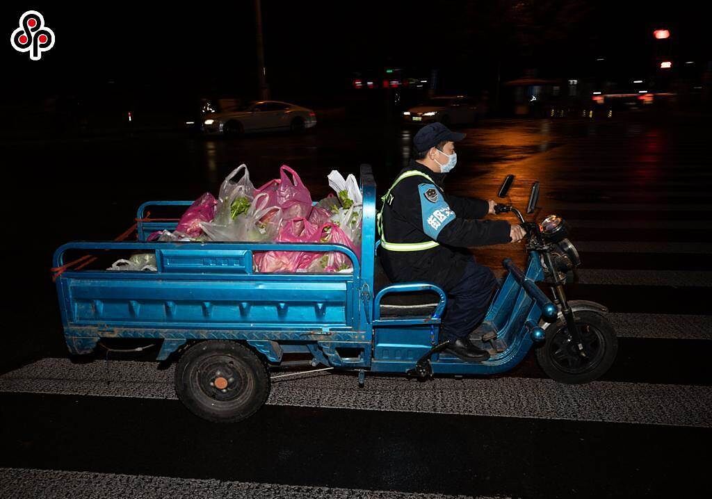 疫情導致物資不足，成為上海民眾近來生活上最大的挑戰。圖為上海市中遠兩灣城小區，工作人員在運輸蔬菜。(本報資料照)
