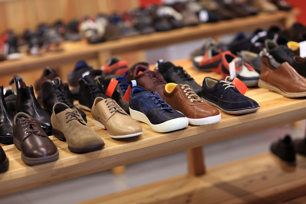 有男網友好奇，為何鞋全家福能不受疫情影響，依舊屹立不搖，引起網友討論。（示意圖／Shutterstock）