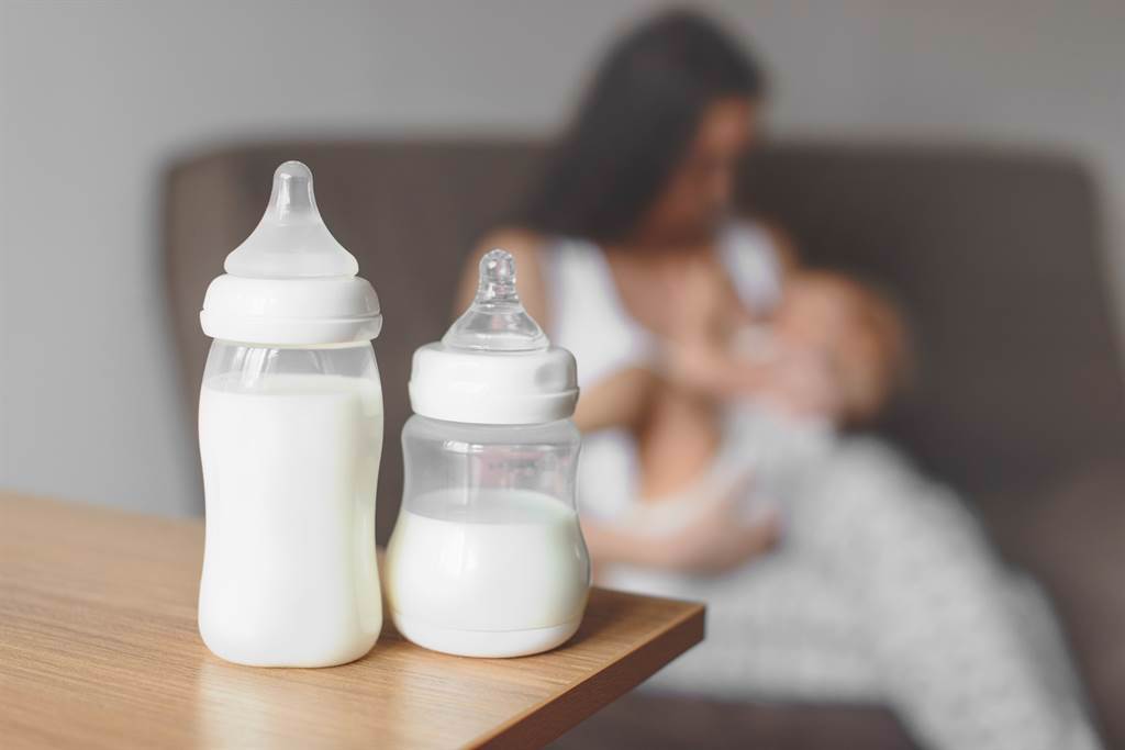 很多新生兒一出生就喝母乳直到銜接副食品為止 (圖/達志影像)
