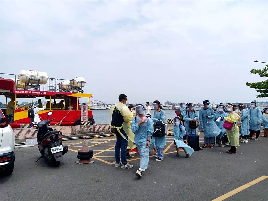 琉球民宿老闆極樂「天上人間」，害84名遊客緊急送檢。(屏縣府提供)