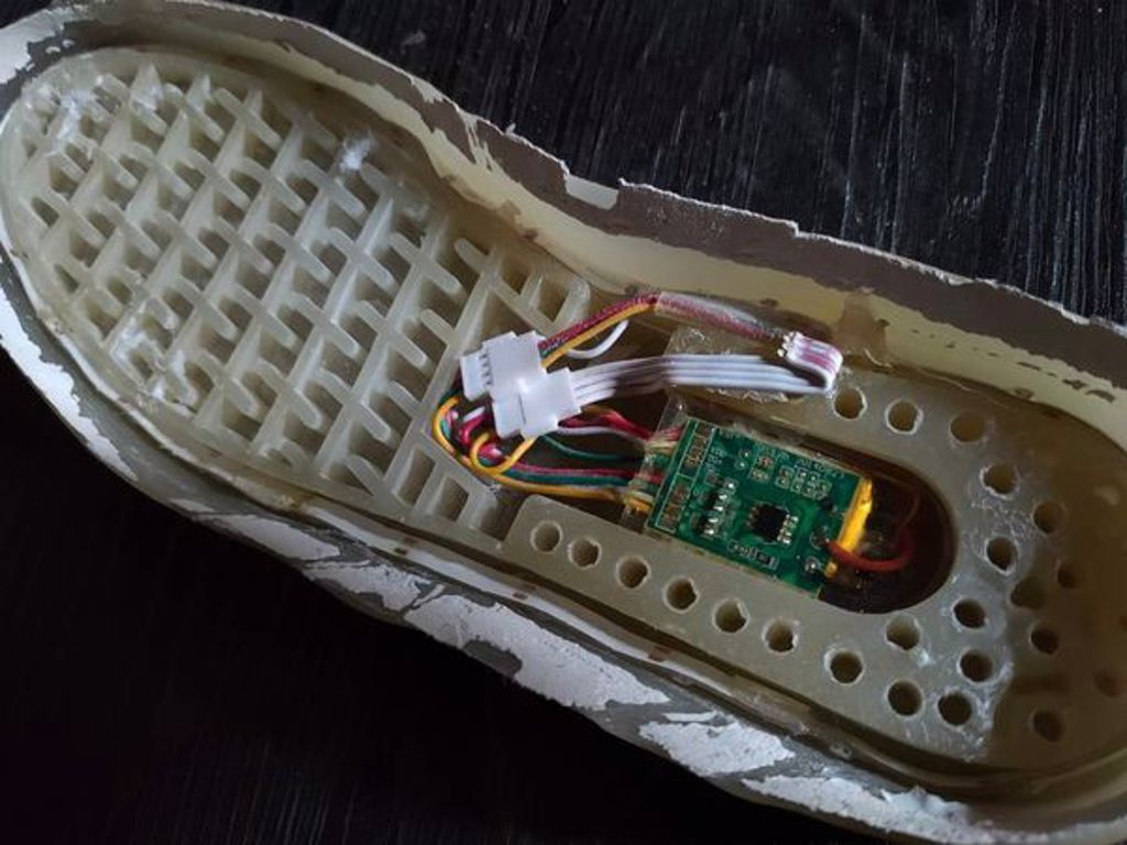 網友驚見鞋底電路板感到毛骨悚然。(圖/翻攝自「爆廢公社公開版」)
