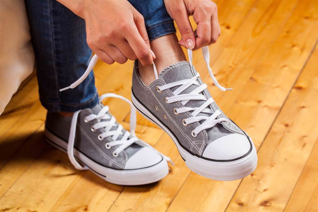 男驚見鞋底藏電路板疑被跟蹤。(圖/翻攝自Shutterstock)
