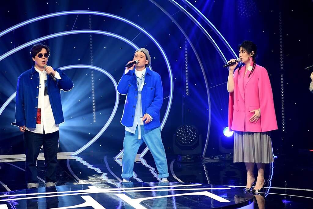 蕭煌奇（左起）、浩子、曹雅雯主持全新一季《上奅台灣歌2.0經典傳奇》。（華視提供）