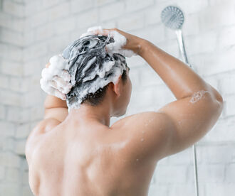 禿頭男戒洗髮精 改用清水洗頭 6年後曝驚人反轉