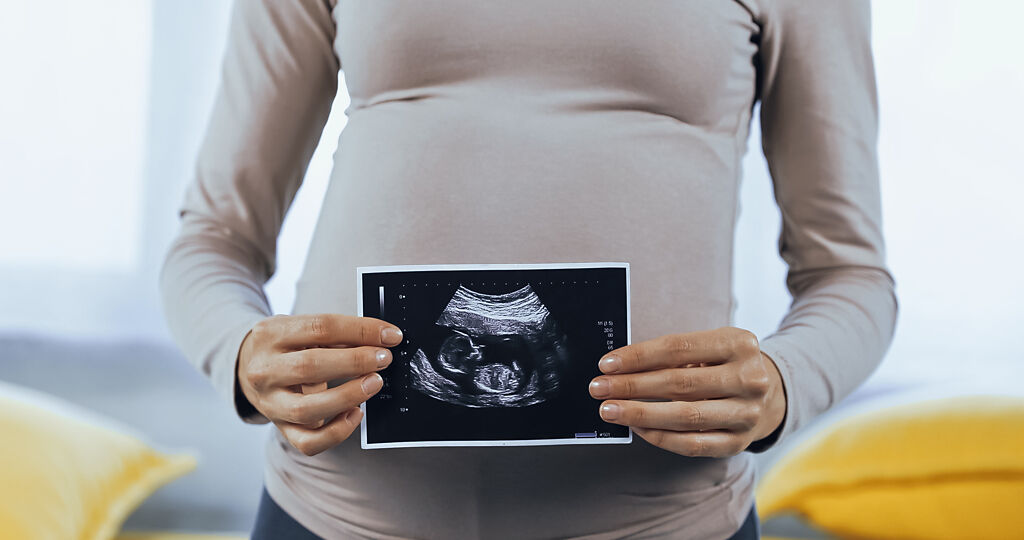 英國孕婦照超音波時，驚見懷中胎兒和惡魔長得十分相似。(示意圖/達志影像)