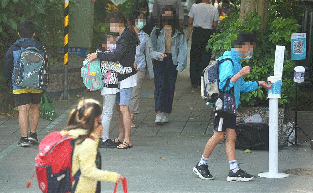教育部長潘文忠宣布全校停課標準放寬，需達三分之一以上班級或10班級停課，才可實施全校停課。（資料照張鎧乙攝）