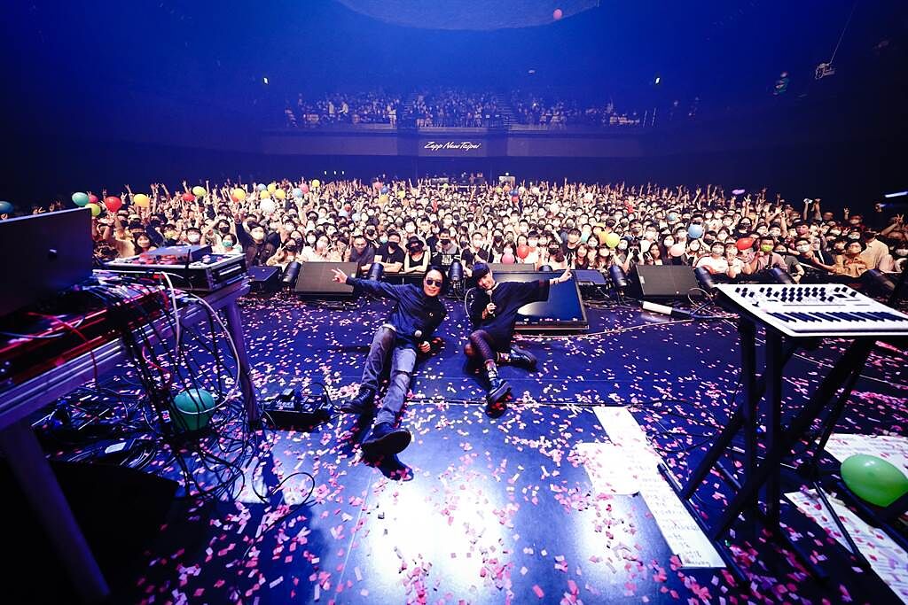 原子邦妮因疫情而兩度延期的演唱會，吸引近2000位樂迷到場。（滾石唱片提供）