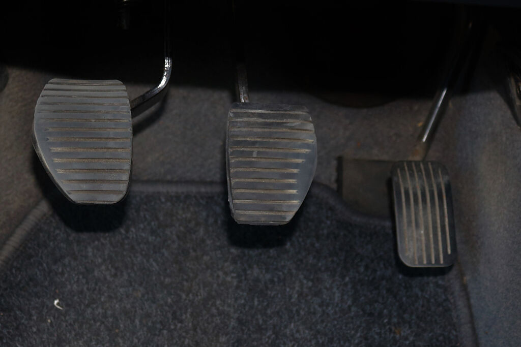 手排車的踏板有3個，左起為離合器、煞車、油門，駕駛通常使用左腳控制離合器、右腳控制煞車與油門。（圖／Shutterstock）