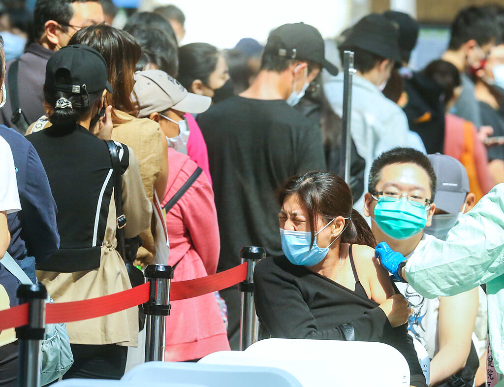 本土疫情升溫，近日台北車站接種站再度湧入民眾打疫苗。（粘耿豪攝）
