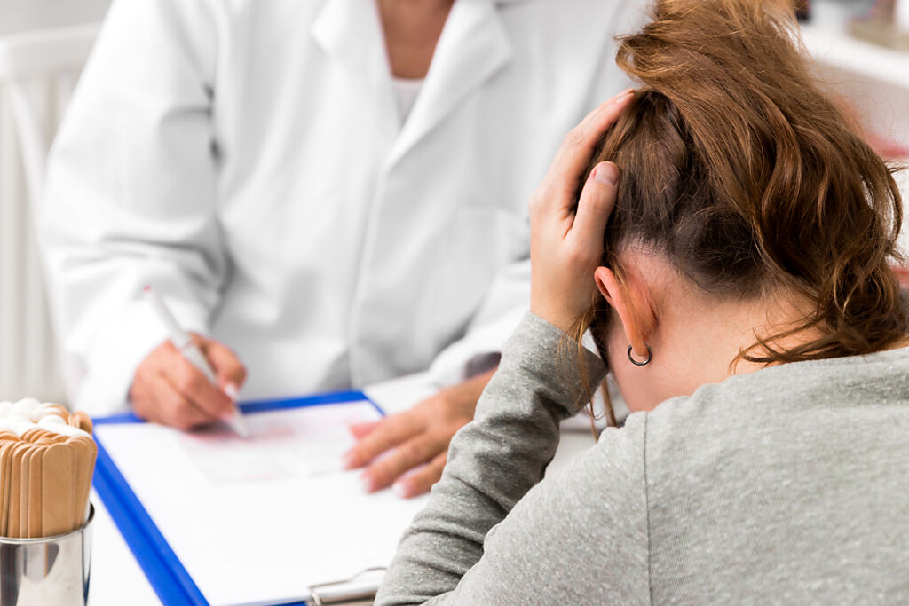 偏頭痛「治痛絕招」這樣做 減少發作次數與疼痛。(示意圖/Shutterstock)