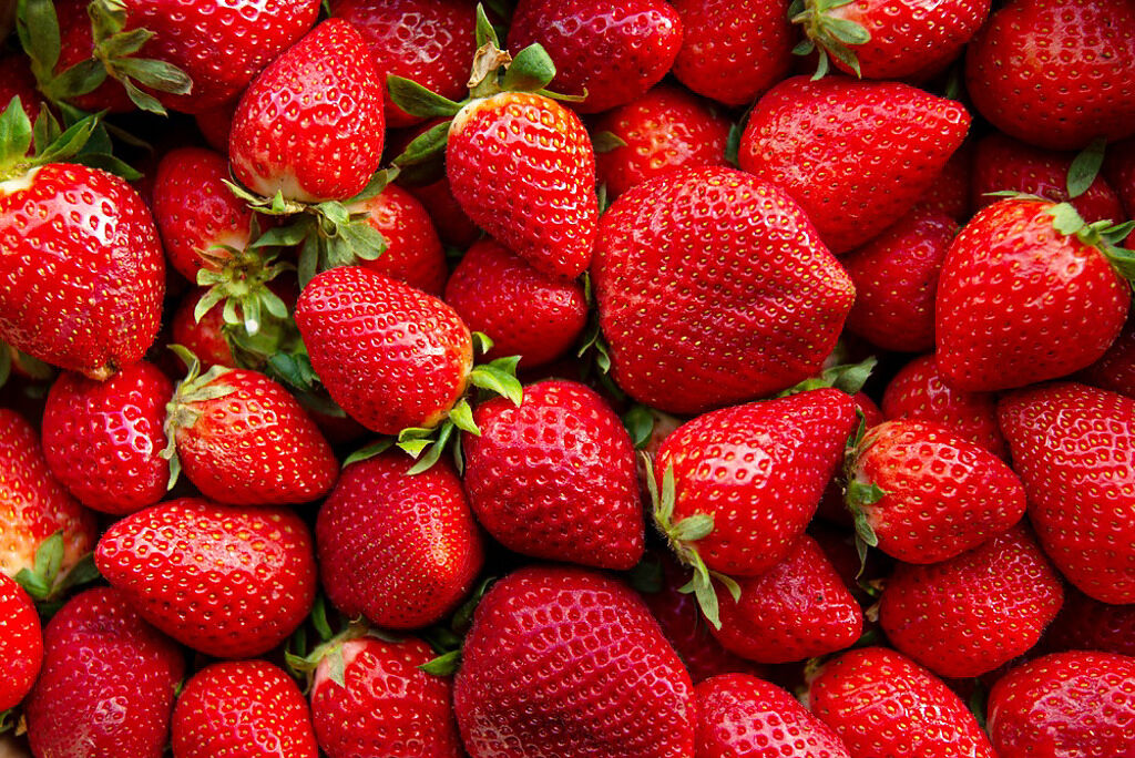 美國非營利組織「環境工作團」（Environmental Working Group，EWG）7日公布2022「最髒蔬果」草莓因為農藥殘留量最高穩坐「最髒水果」冠軍。（示意圖／shutterstock）