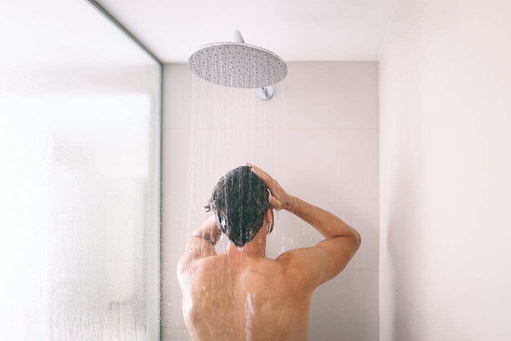 男大生習慣早上洗澡，直到上大學才發現大家都不會早起淋浴。(示意圖／Shutterstock)