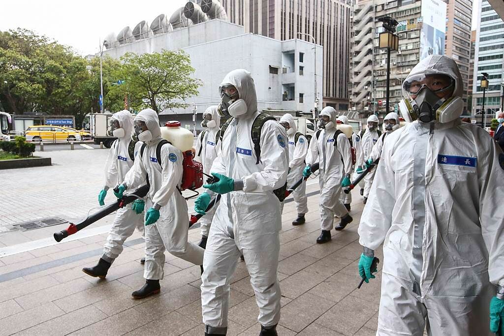 台灣本土疫情至今未歇。圖為化學兵在路上消毒的畫面。（本報系資料照）