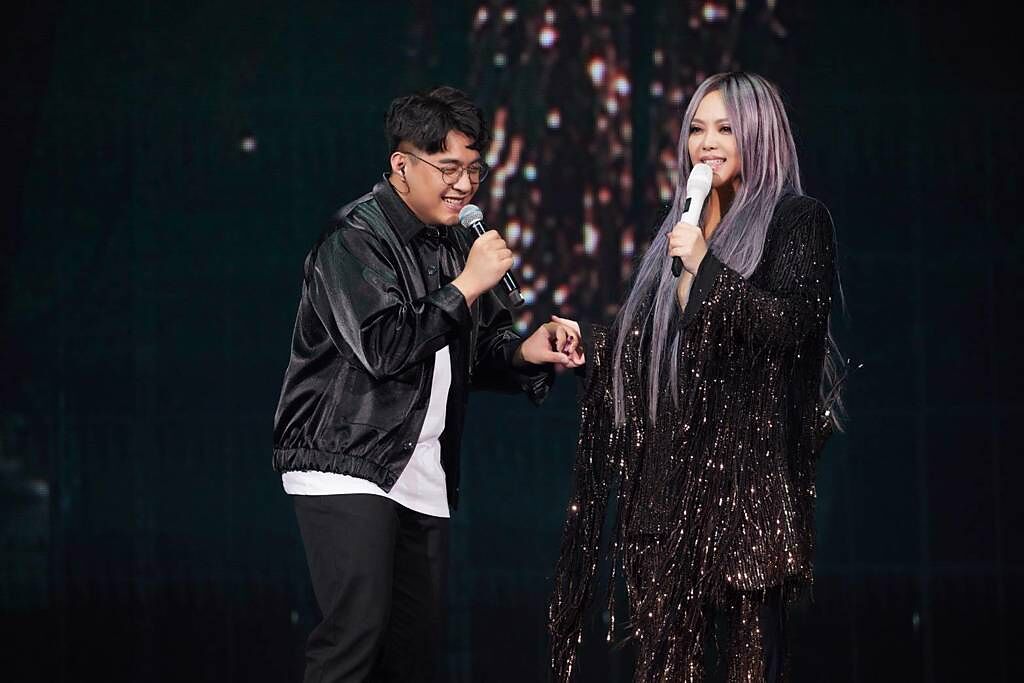 吳鎮安(左)同台演唱後在社群發文說，自己是被張惠妹(右)的歌胎教長大的。（圖／聲動娛樂提供）