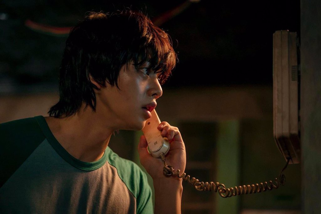 宋江在《Sweet Home》裡飾演的男主角就是典型社恐患者 (圖/Netflix)
