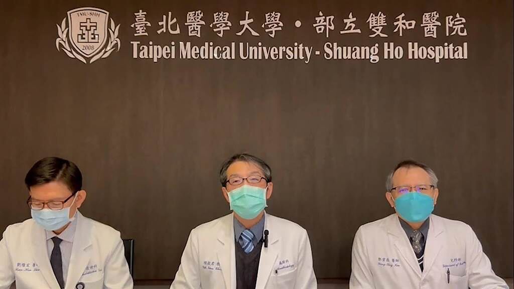 雙和醫院說明病童情況，左起為醫療副院長劉燦宏、院長程毅君、小兒神經科主任郭雲鼎。（雙和醫院提供）