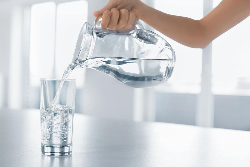 女人是水做的，要多喝水才能代謝 (示意圖/Shutterstock)