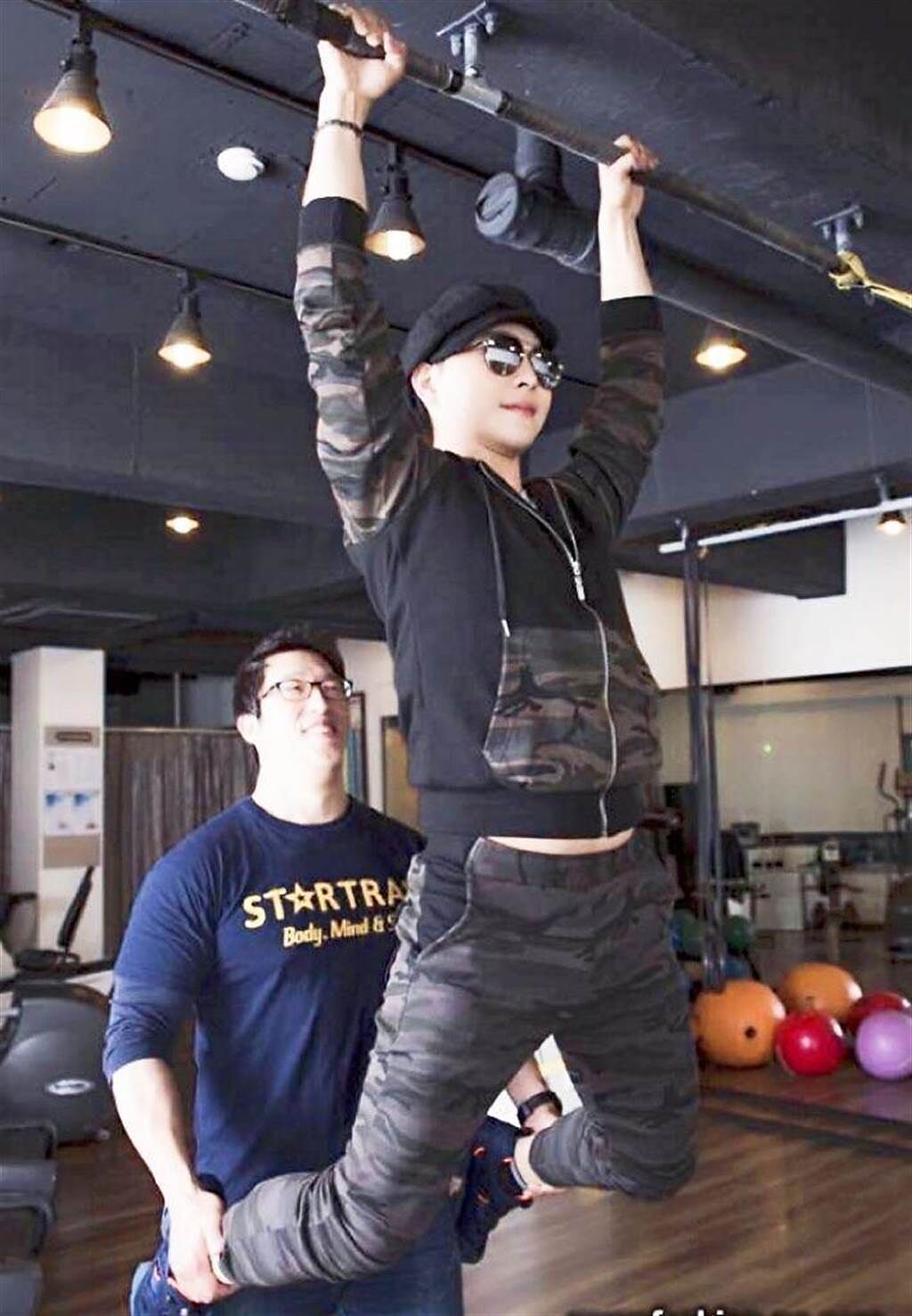 多位韓國藝人的武術教練柳承龍（左）特地指導陳孝志正確動作。（陳孝志提供）