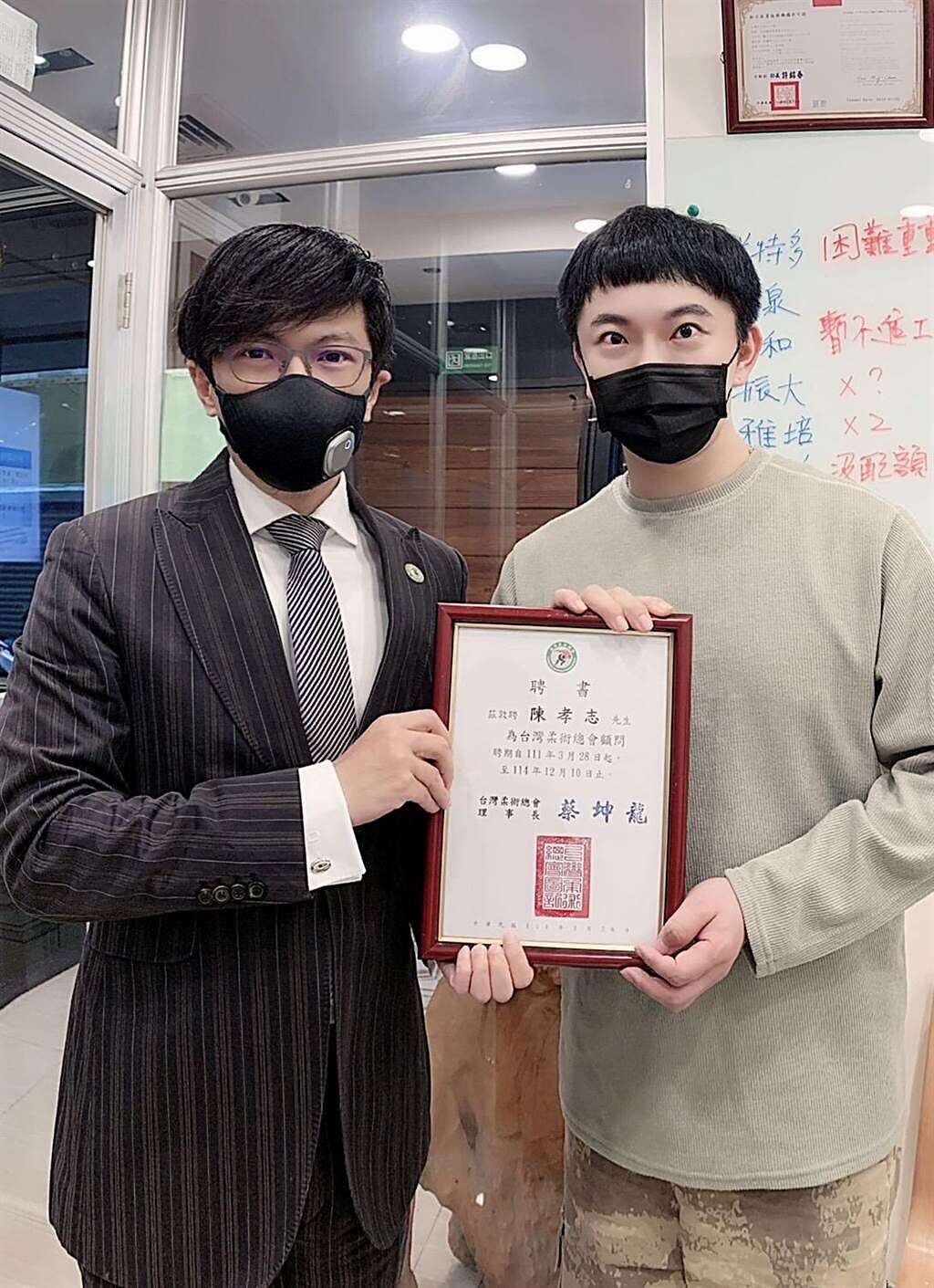 台灣柔術協會理事長蔡坤龍（左）、陳孝志。（陳孝志提供）