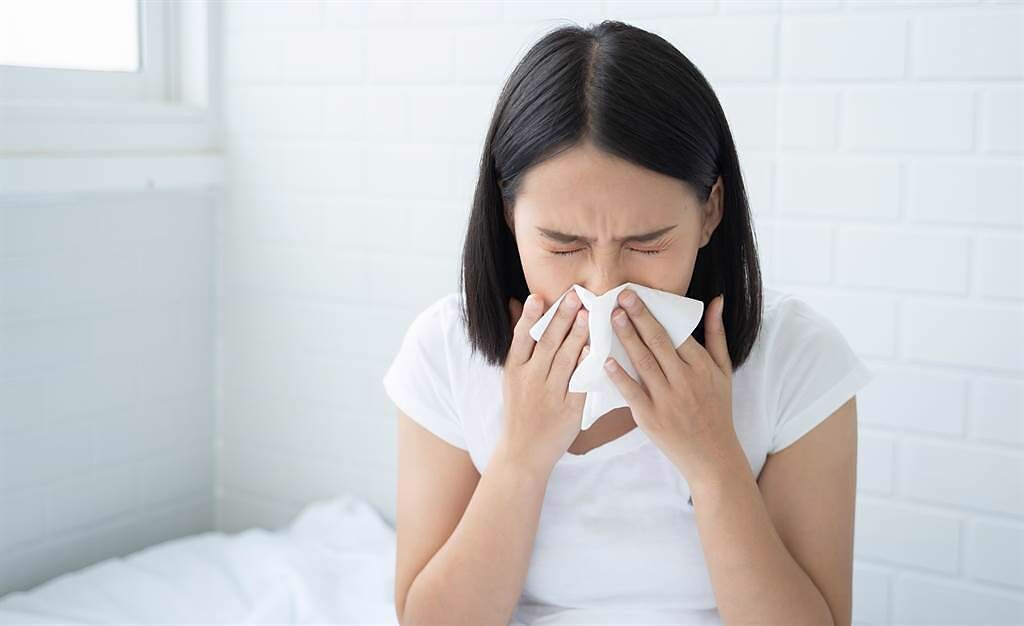 哈啾流鼻水就是染疫？營養師：也可能是這些東西害的。(示意圖/Shutterstock)