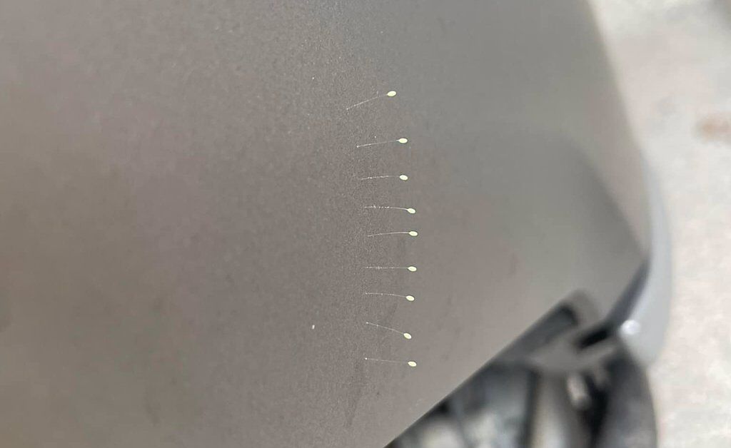 網友發現機車外殼上插有9根像是大頭針的不明物體。(圖/翻攝自爆系知識家)