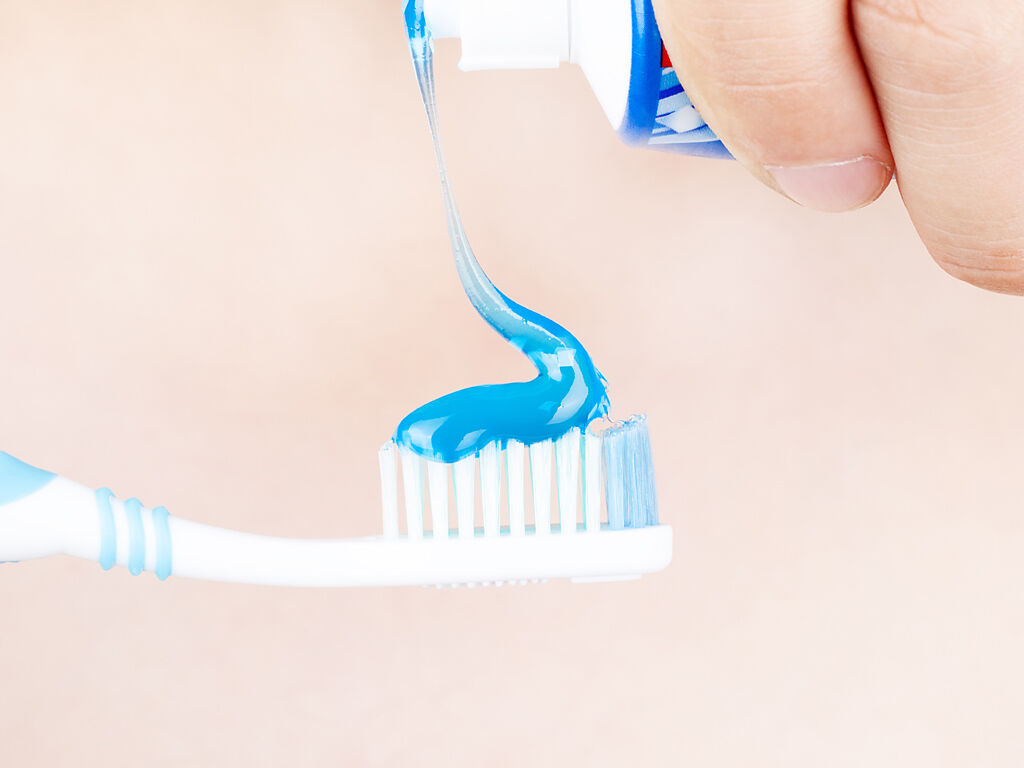 內行人指出，牙刷前端的深色刷毛部位，其實是用來擠牙膏的位置，不需要將牙膏擠滿整排刷毛。（示意圖／達志影像）
