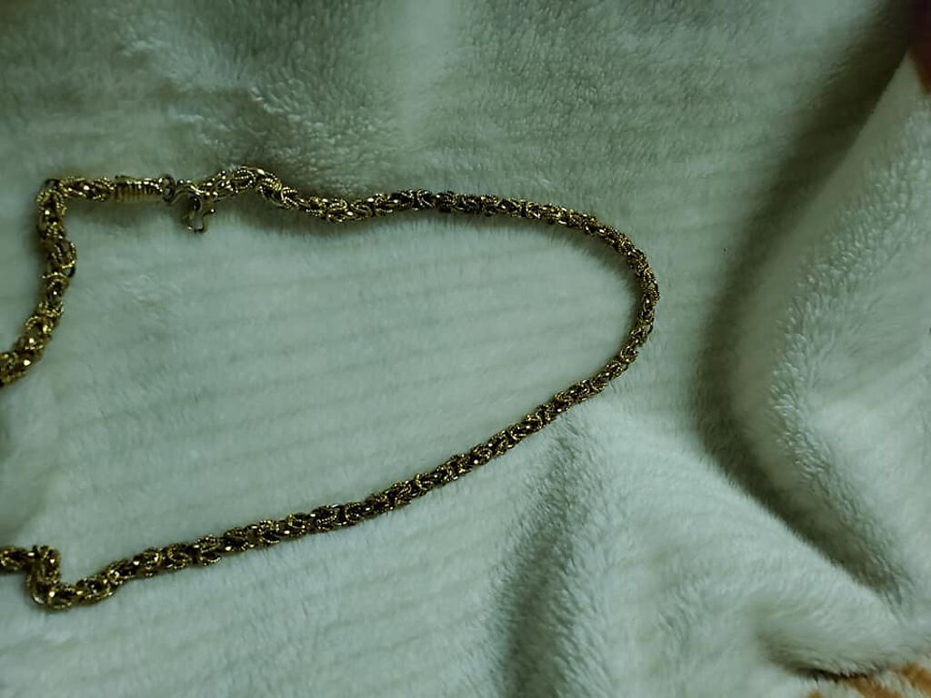 一名女網友在電商平台以低價購入一條9999金的純金項鍊，卻發現買到假貨。（翻攝自臉書社團《爆廢公社公開版》）