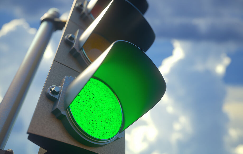 一名男網友開車未注意前方塞車，結果交通號誌轉紅燈了車子仍卡在路口中間，被依「妨礙他車通行」開罰。（示意圖／Shutterstock）