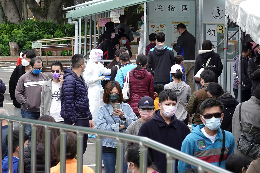 陳時中進一步指出，一旦台灣達到15至20%人口確診，就會正式走入與病毒共存的時機。圖為不少民眾前來排隊等待採檢。（資料照 黃世麒攝）
