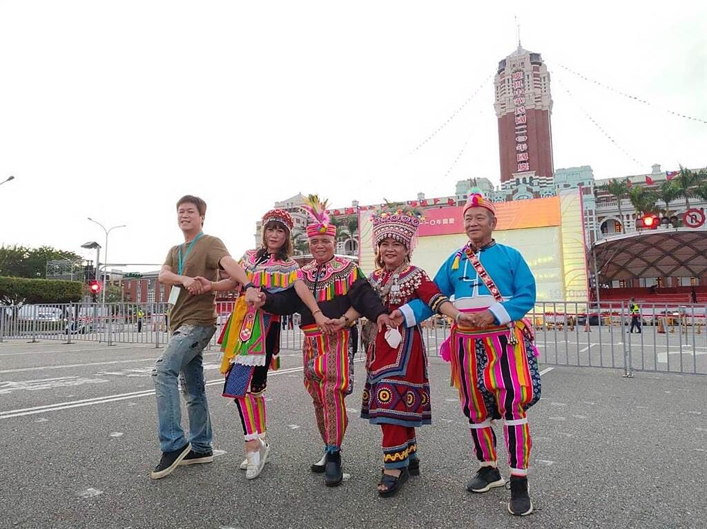 蔣進興（中）與第二代馬蘭吟唱隊、製作人吉董(左)去年參加國慶演出。（獨一無二娛樂文化提供）