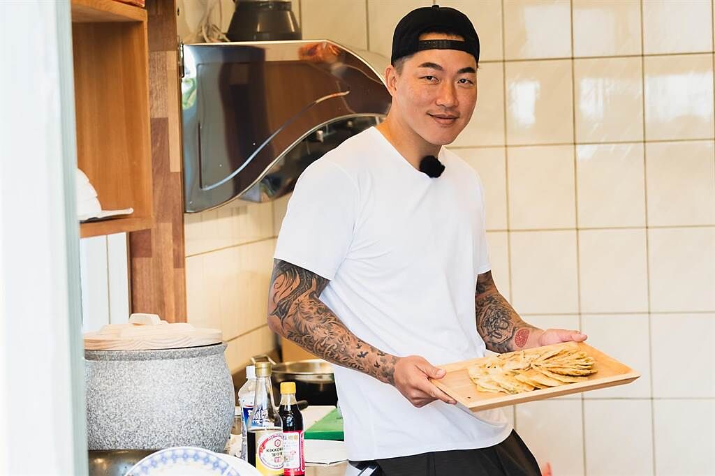 郭泓志親手揉麵糰製作蔥油餅。（台視、好看娛樂提供）