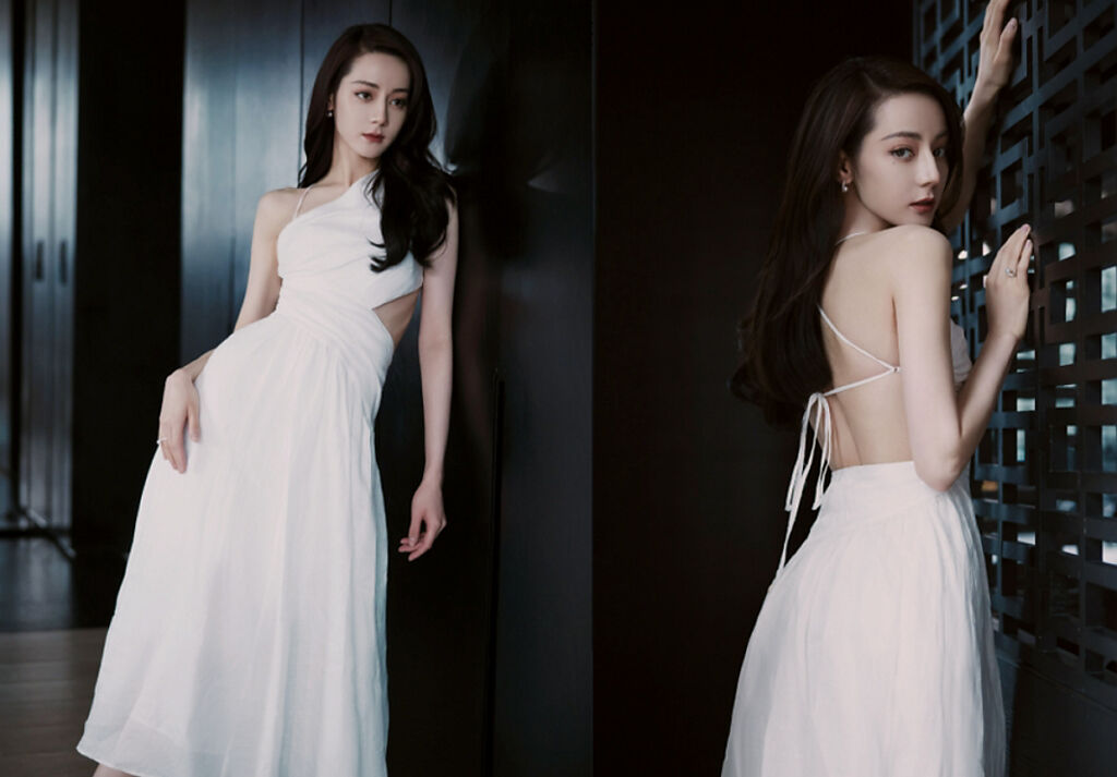 最近迪麗熱巴工作室公開她的一系列美照，穿了純白色洋裝轉過身竟大裸背，背後打結的線也讓網友瘋喊「想扯開」。(圖/ 摘自嘉行迪麗熱巴工作室微博)