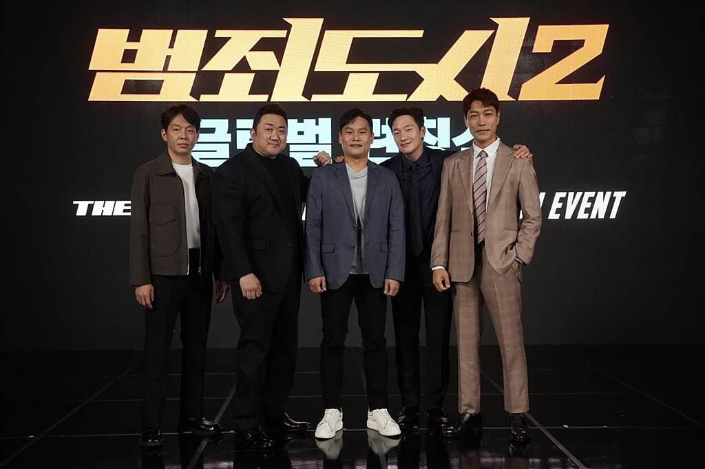 朴志煥（左起）、馬東石、導演李相龍、崔貴華、孫錫求出席《犯罪都市2》全球記者會。（車庫娛樂提供）