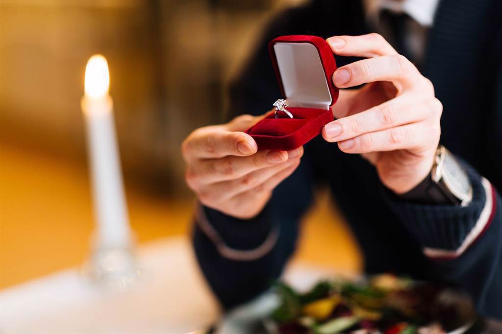 一名網友指出老婆將婚戒典當，只為去隆乳。(圖/翻攝自Shutterstock)
