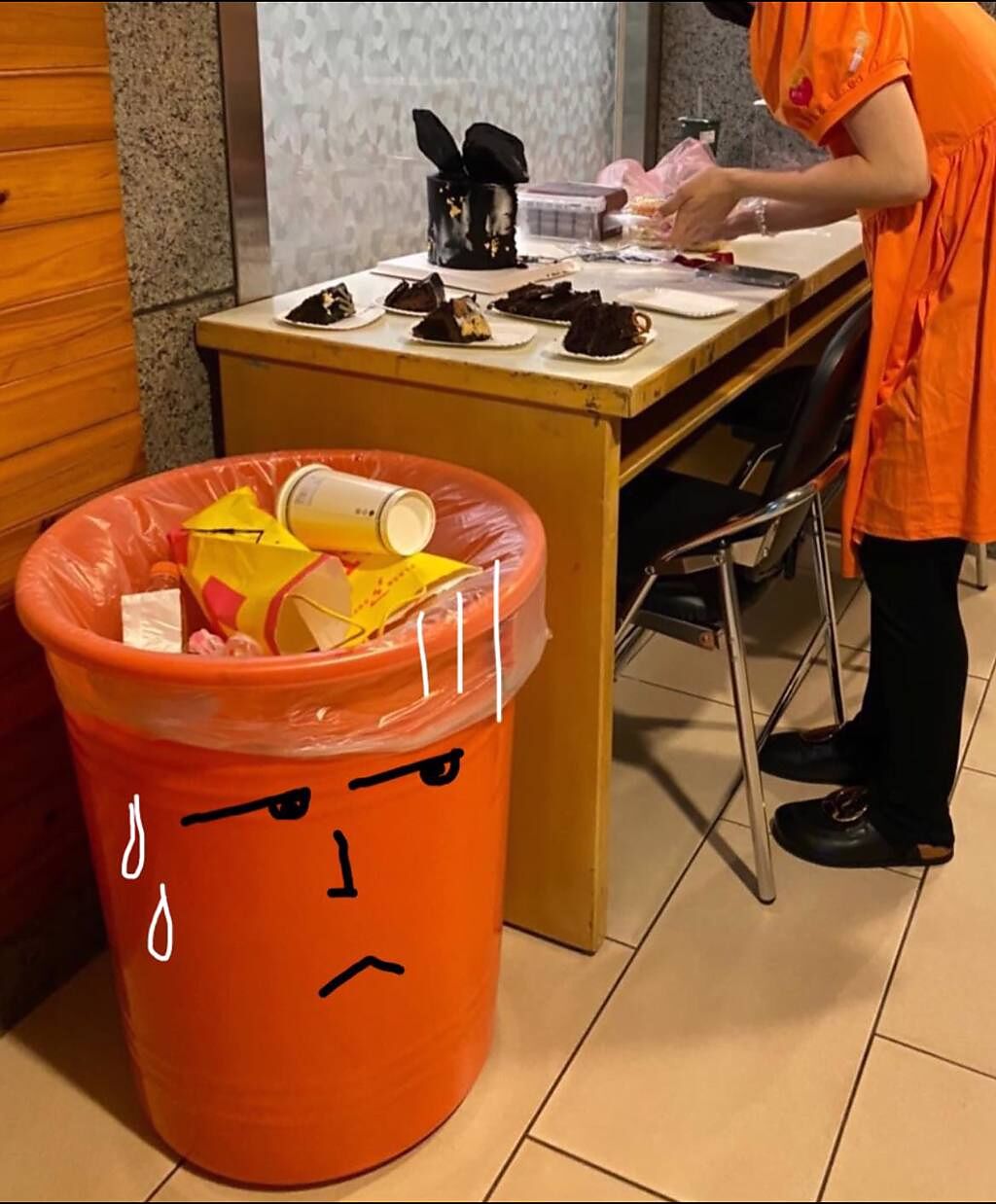 Lulu在垃圾桶畫上哭喪表情，非常有趣。(圖/Lulu FB)