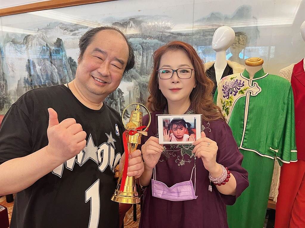 趙永馨（右）拿著當年飾演的「傻女翠珊」照片合照，導演沈怡（左）則拿著《啞妻》的金鐘獎座。（圖／瓊瑤故事館籌備處提供）