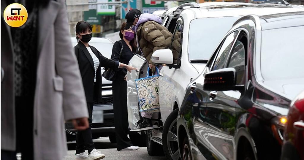 本刊在台北街頭直擊徐若瑄的白色箱型車，穿著軍綠色外套的徐若瑄，提著一大個袋子下車。（圖／本刊攝影組）