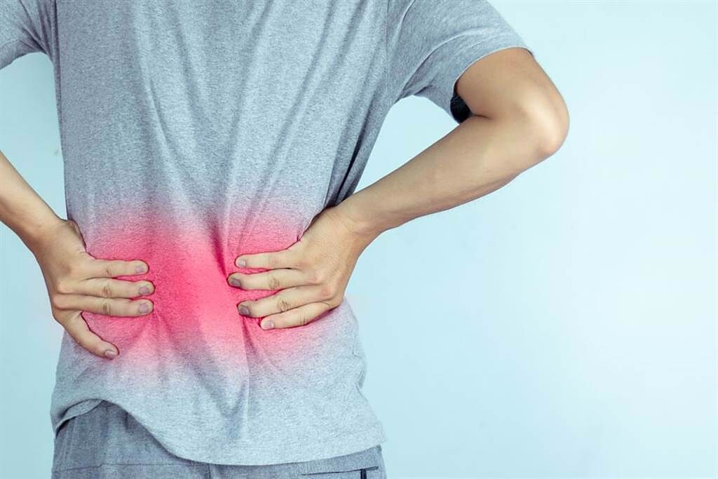 吊單槓、倒立機可舒緩腰痛？運動醫學醫師認證「1方法」。(示意圖/Shutterstock)