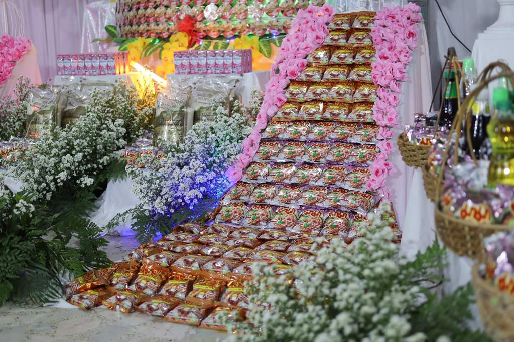 泰國一名老翁的喪禮用大量泡麵取代鮮花進行布置。（圖／翻攝《中國報》）