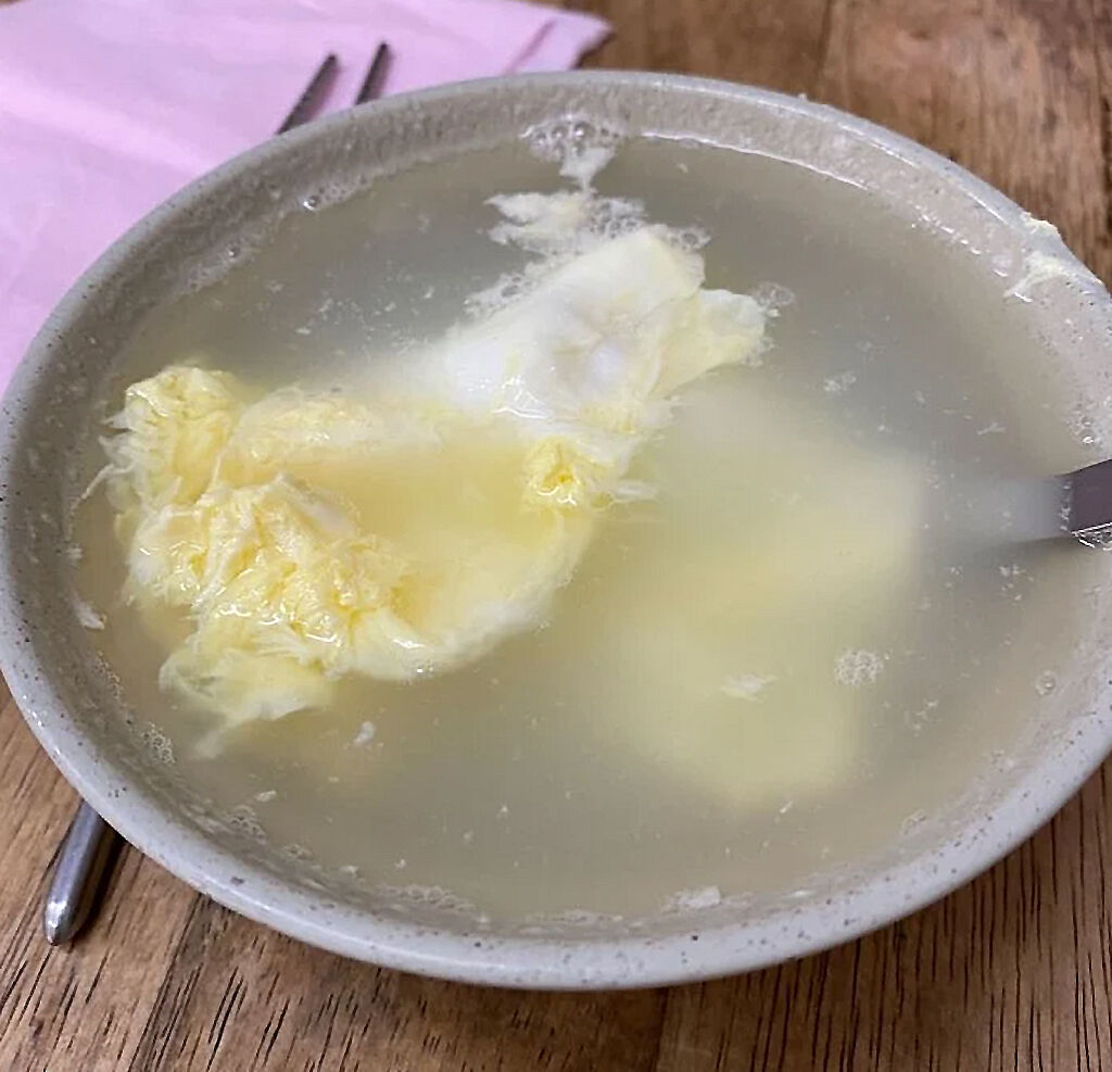 整碗蛋花湯只有一顆未打散的蛋和清湯，連一小片青菜都沒有，讓原PO無法接受。（圖／翻攝自《Dcard》）