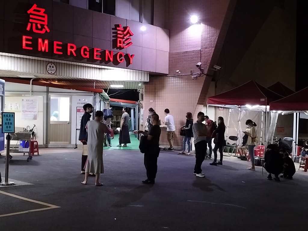 醫院急診室外面，直到晚上都還有著等待採檢的人潮。（圖／翻攝至蘇一峰臉書）