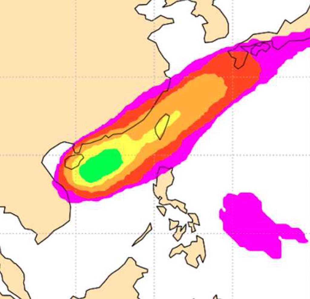 歐洲(ECMWF)系集模式模擬5月2日至8日的機率分布顯示，熱帶擾動有向東北的趨勢，甚至直侵台灣，但其機率分布的範圍寬廣，不確定性仍很大。(圖擷自ECMWF)