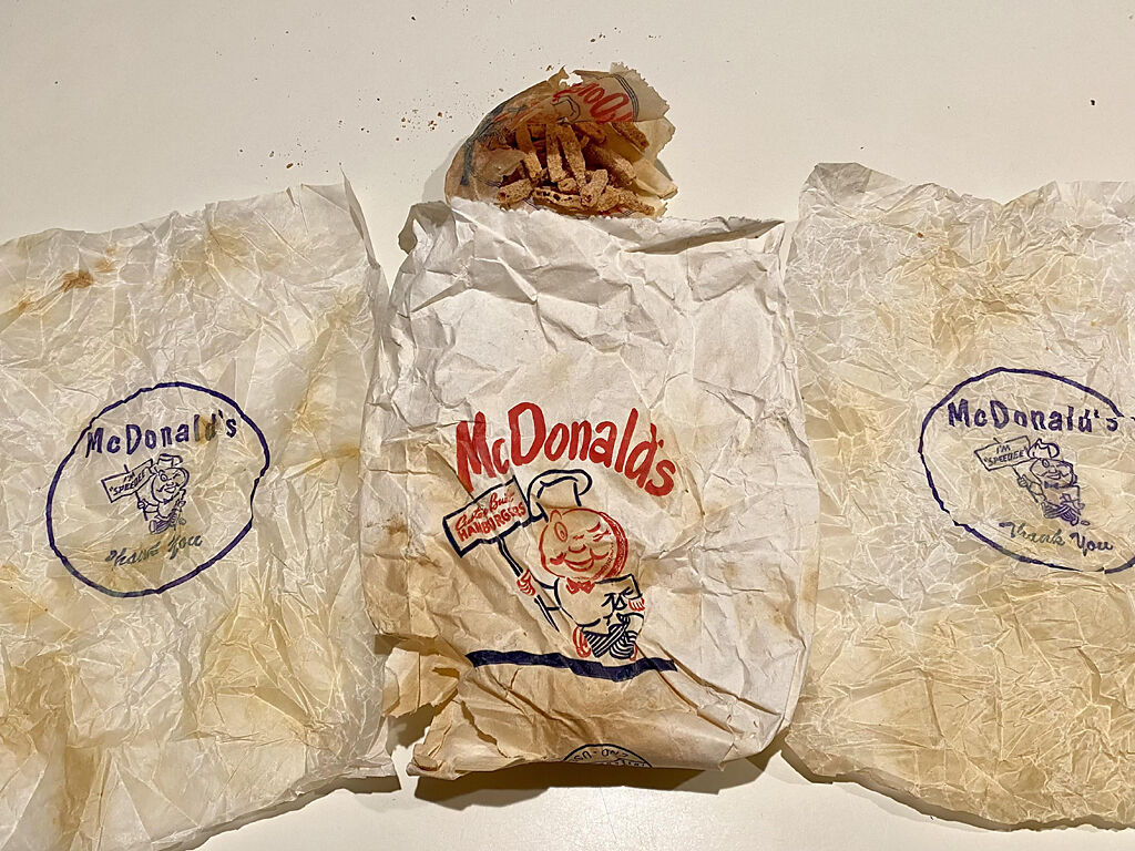 美國一名男子拆牆裝修時，意外從牆壁中發現一份1959年的麥當勞薯條。（圖／翻攝自Reddit）